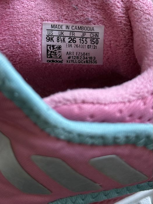 Продам осенние кроссовки adidas