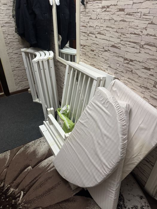 Сервант,стол и стул на 10 человек+ детская кровать