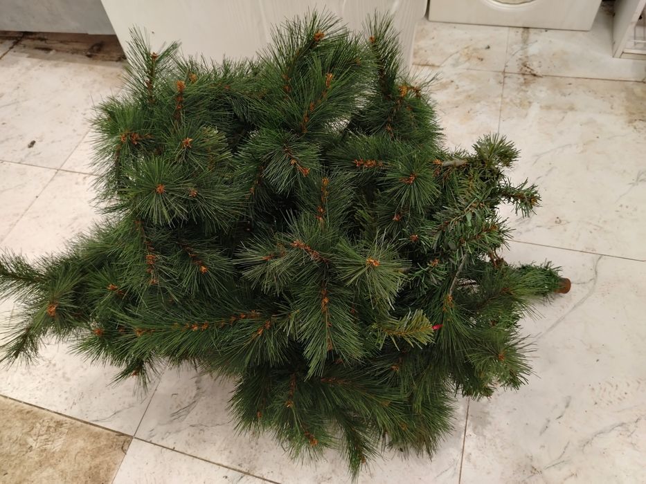 Искусственная ёлка состоит из трёх частей