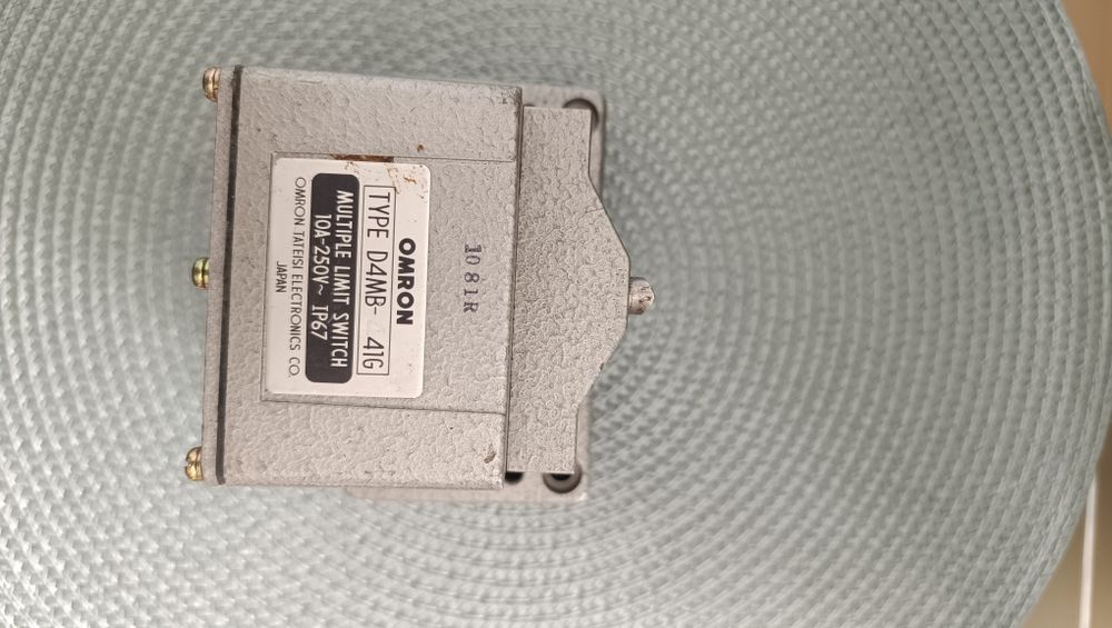 Краен изключвател  OMRON D4MB- 441G