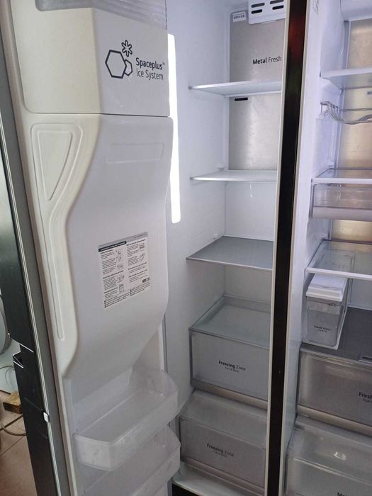 . Хладилник LG Side by Side NoFrost
