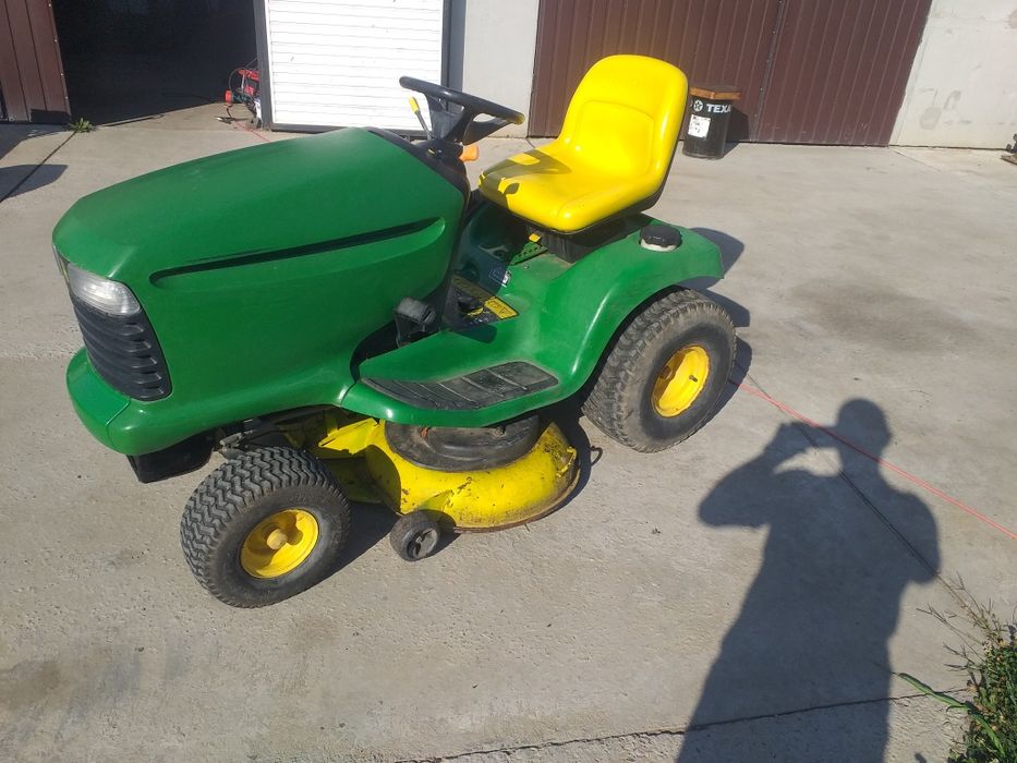 Tractoras tuns iarba