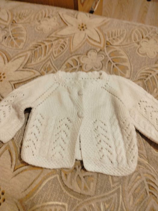 Детски ръчно плетени жилетки и елеци