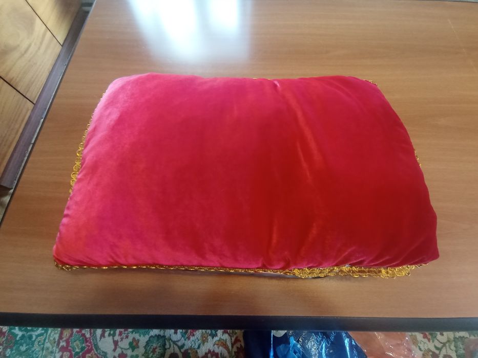 Бархатная подушка