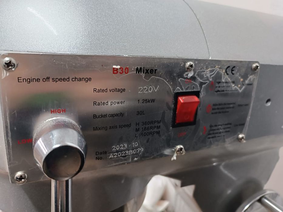 Продаю  миксер (тестомес)С 3 насадками