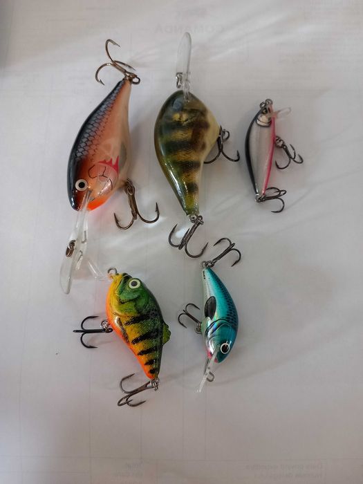 Vand scule de pescuit la spining : motor barca, baterie gel ,redresor , voblere ,cicde , gume etc..