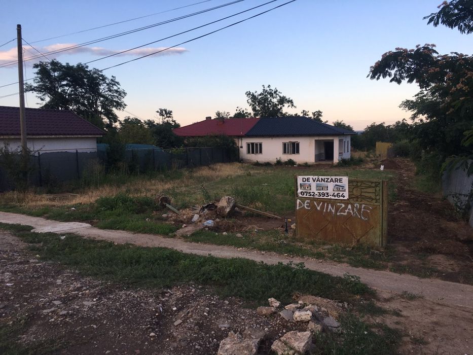 Vând casă în Șivița ,la șosea din cărămidă.Totodată construim și case după placul și proiectul cumpărătorului ,cu un avans de jumătate de preț.