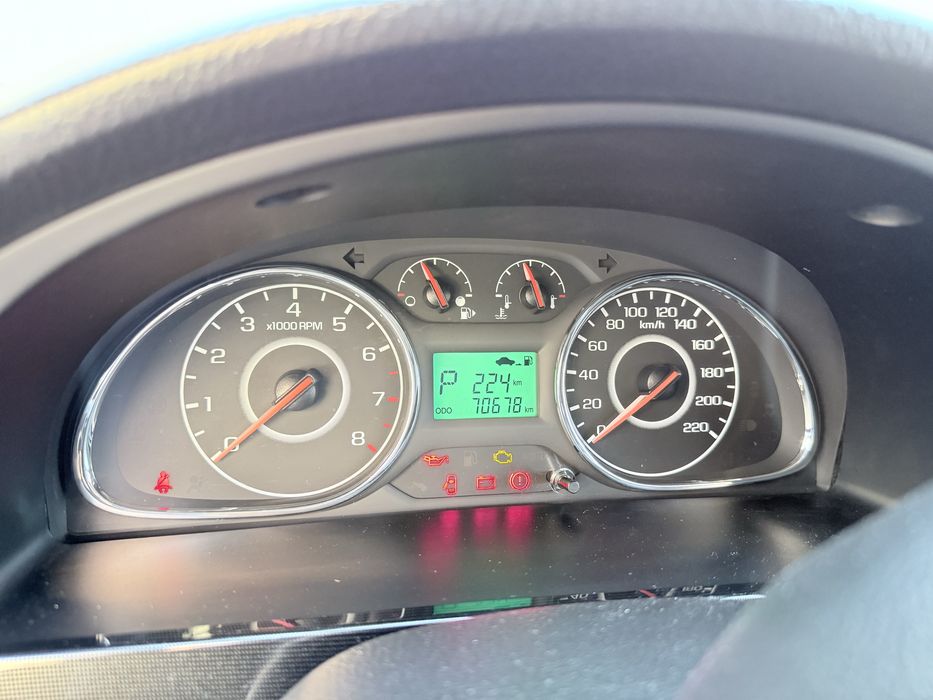 Автомашина (автомобил) сотилади.