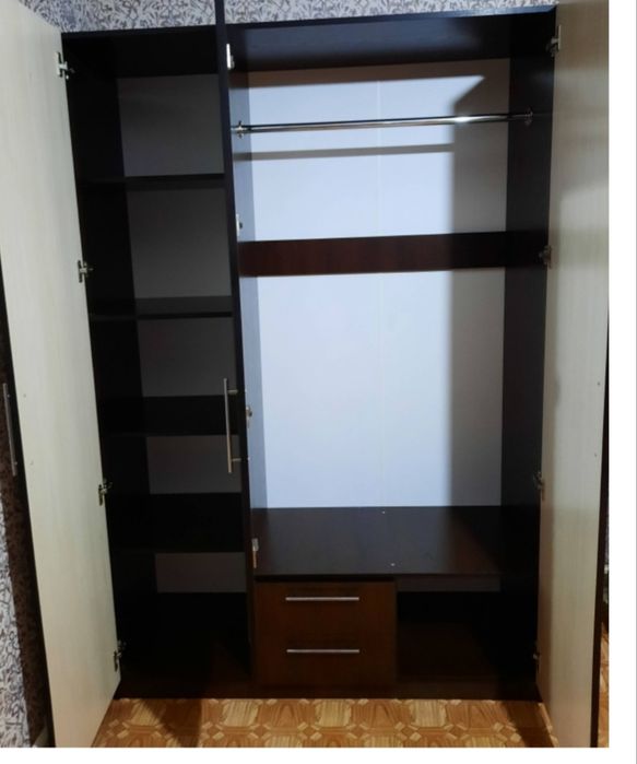 Шкаф трёхдверный