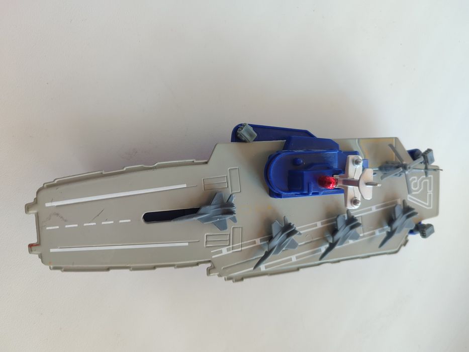 Корабль эсминец с техникой