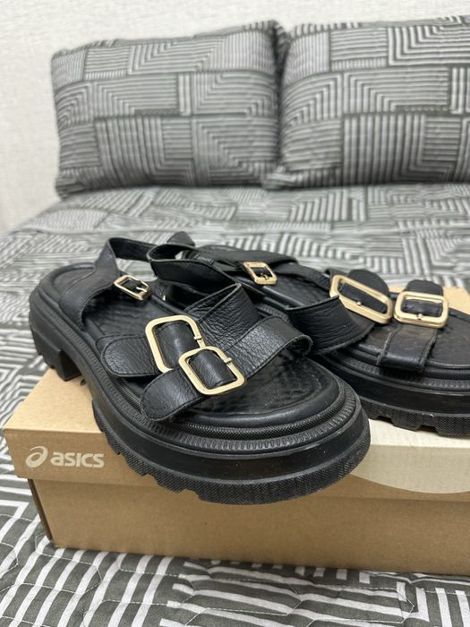 Продам женскую обувь