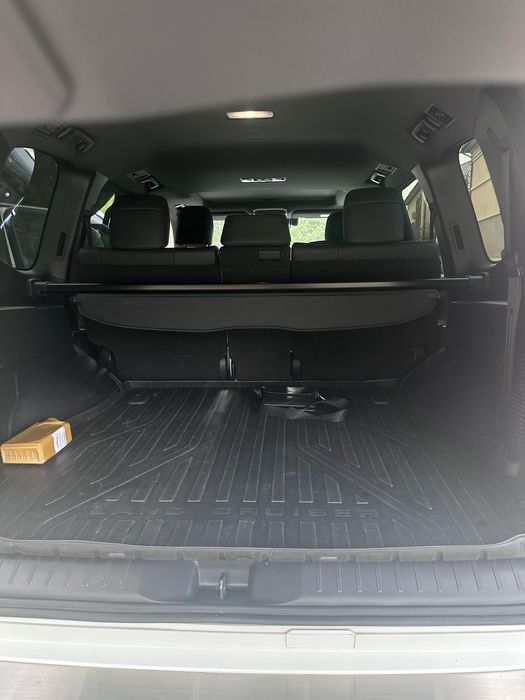 Toyota land cruiser 300.