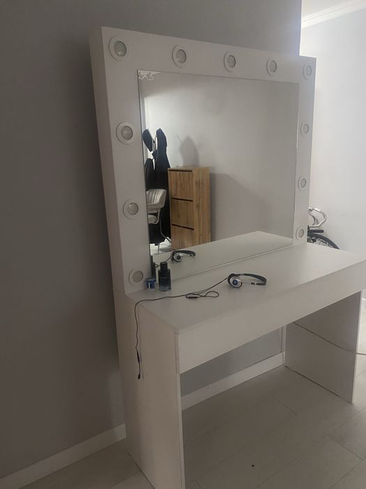 Маникюр стол зеркало  макияж