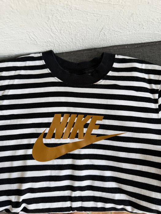 Tricou in dungi Nike