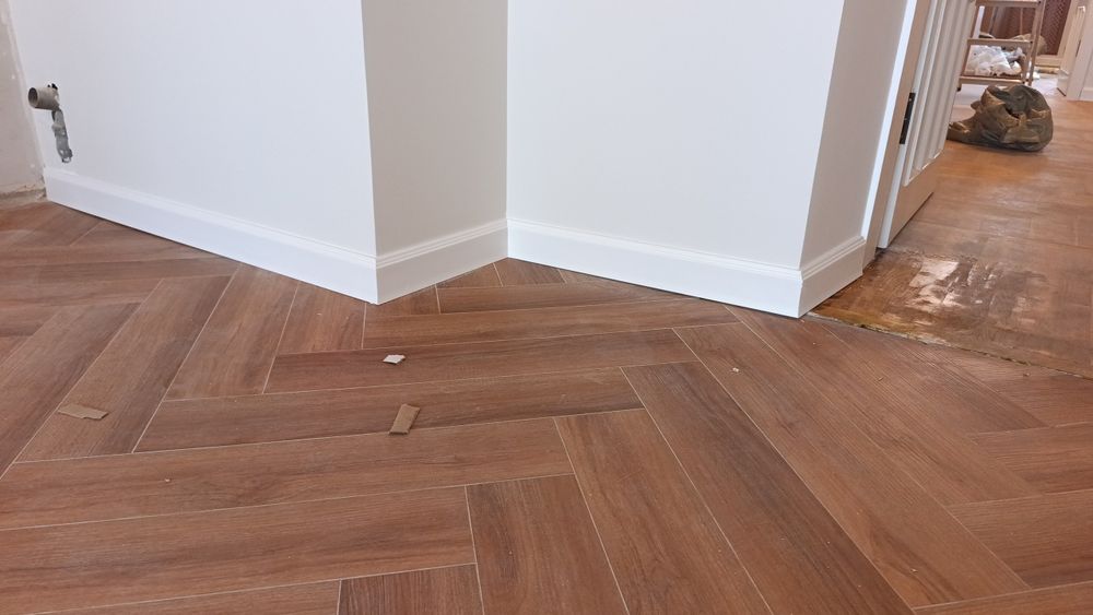 Установка плинтусов от6см до 40см всех видов работаем профессиональным