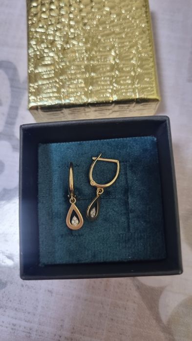 Продам золотые серьги