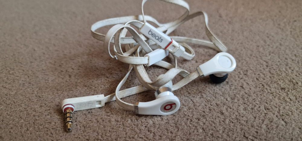 Vand casti cu fir impecabile