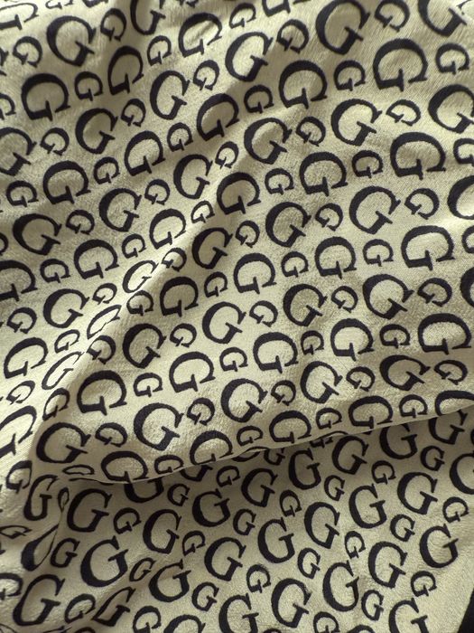 Елегантно шалче Guess