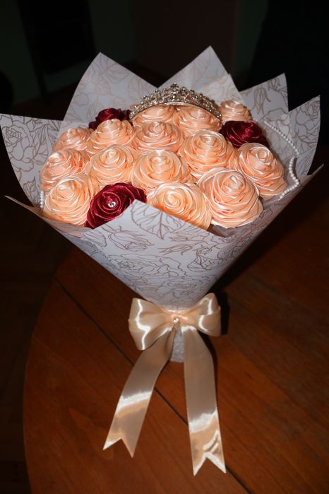 Вечен букет от 19 рози (с аромат) с коронка за поводи