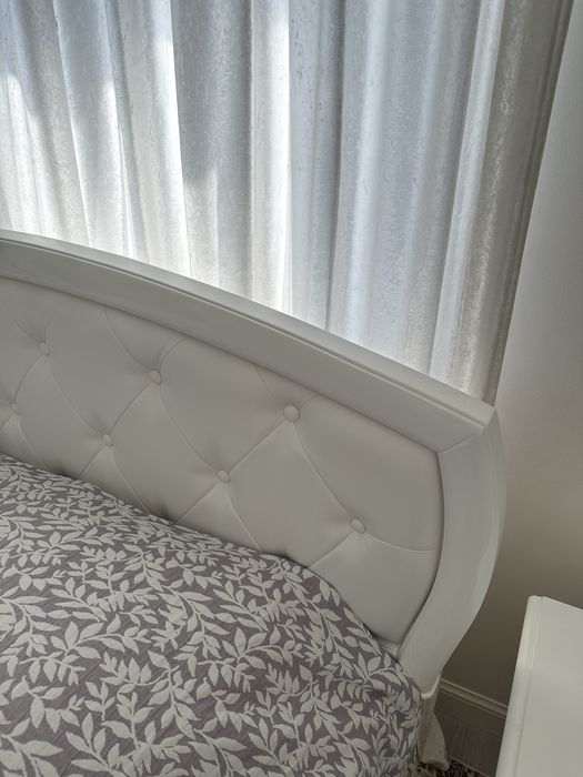 Спальная кровать и тумбочка