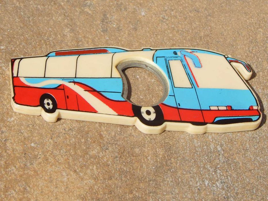Desfacator capace vechi sub forma de autobuz/autocar Neoplan 1990