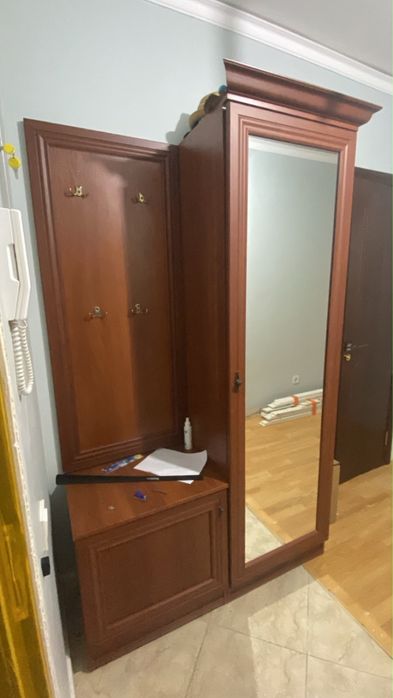 Продается шкаф в прихожую