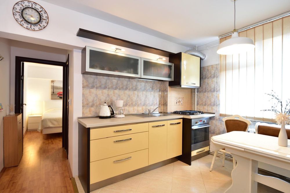 Ofer spre inchiriere apartament cu 2 camere, mobilat si utilat, aproape de Scoala nr.2