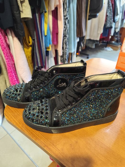 ChristianCristian Louboutin с черни блестящи детайли.