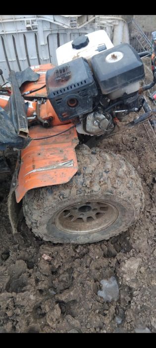 Motocultor de vânzare 18 cp cu tot cu remorcă remorca are 1,70 L