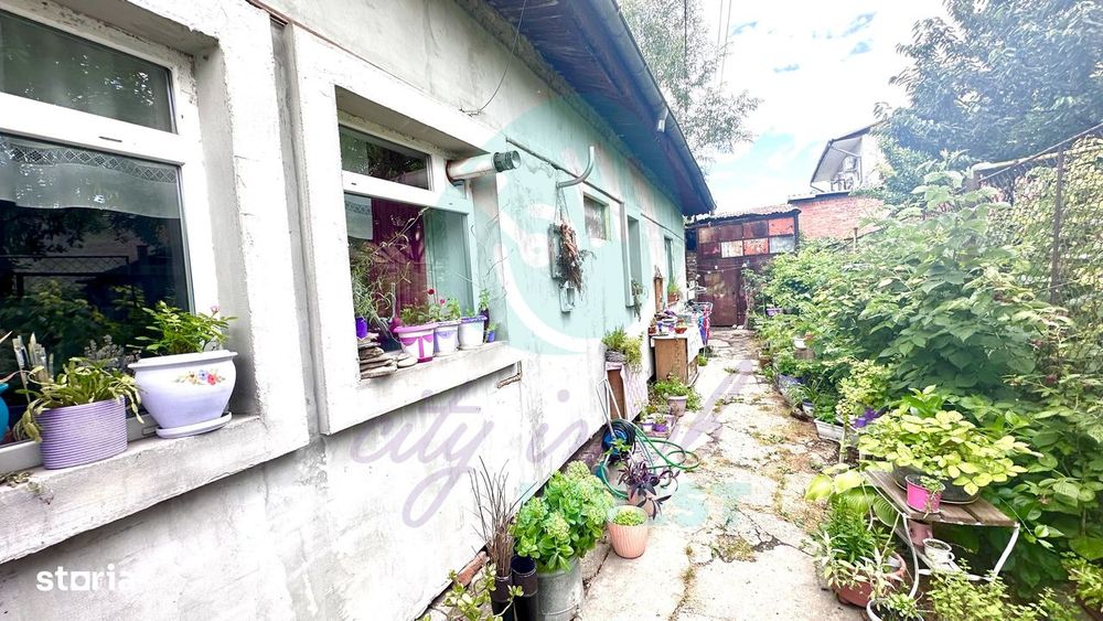 Teren de 250 mp cu casa -  la o distanta de 7 minute de statia de metr