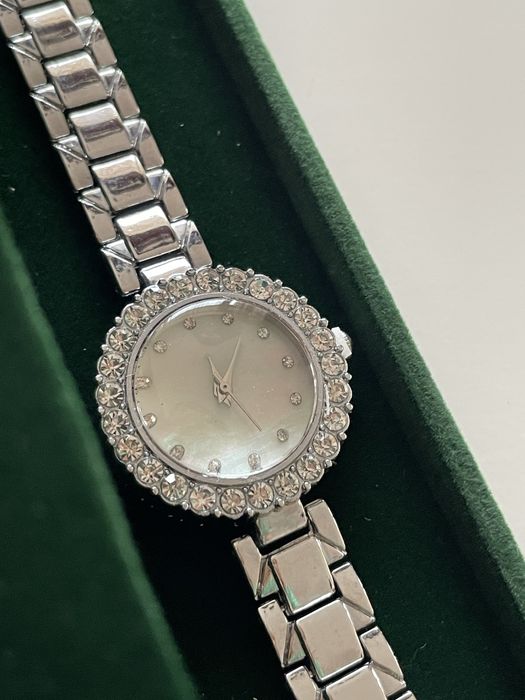 Елегантен дамски часовник с кристалчета