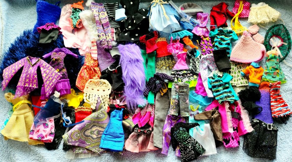 Лот одежды, лот подставок Monster High