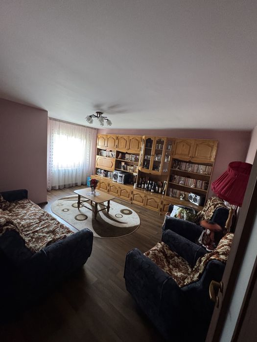 Ofer spre vanzare un superb apartament cu 3 camere !!!