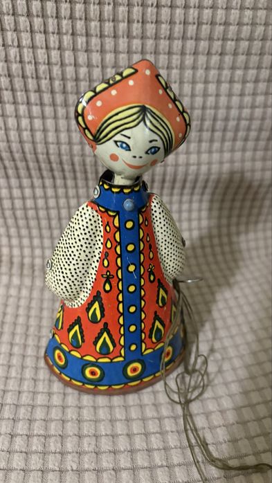 Ламаринена навиваща се антикварна играчка матрьошка