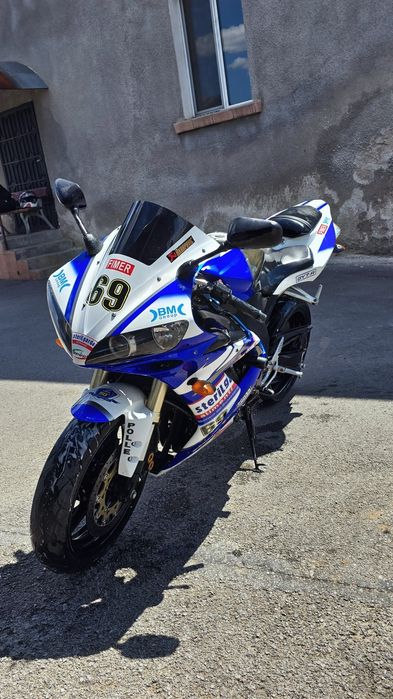 YAMAHA R1 2004 година