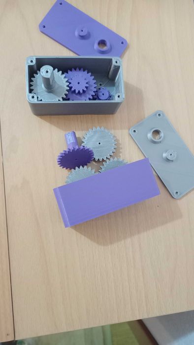 Кутия - редуктор със зъбни колела от пластмаса