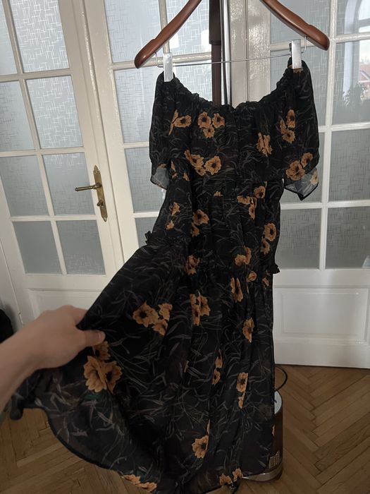 Rochie negru fumuriu cu flori culoarea mustar