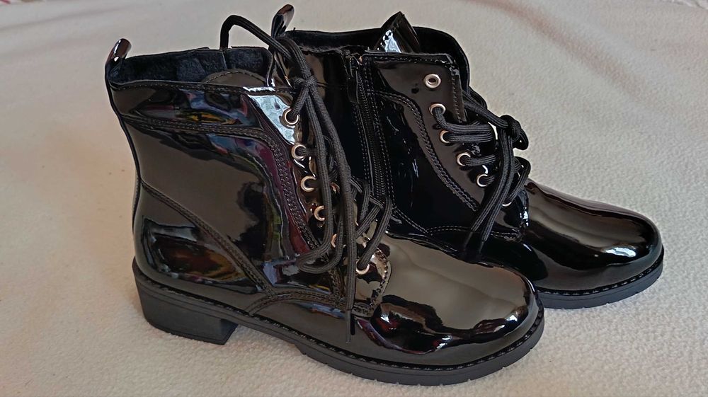 Дамски нови черни лачени боти