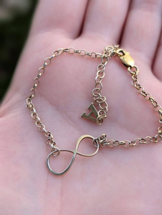 Veche bratara din argint de 925, placata cu aur, cu pandantiv infinit si prelungire cu litera A