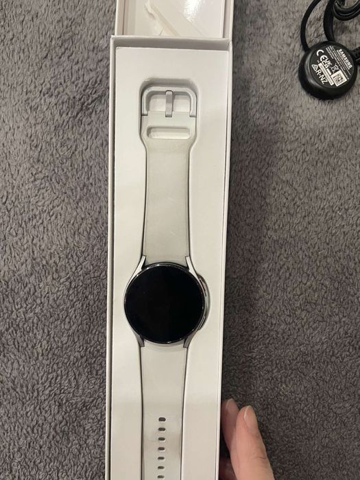 Samsung Galaxy Watch 4 бял, почти не ползван