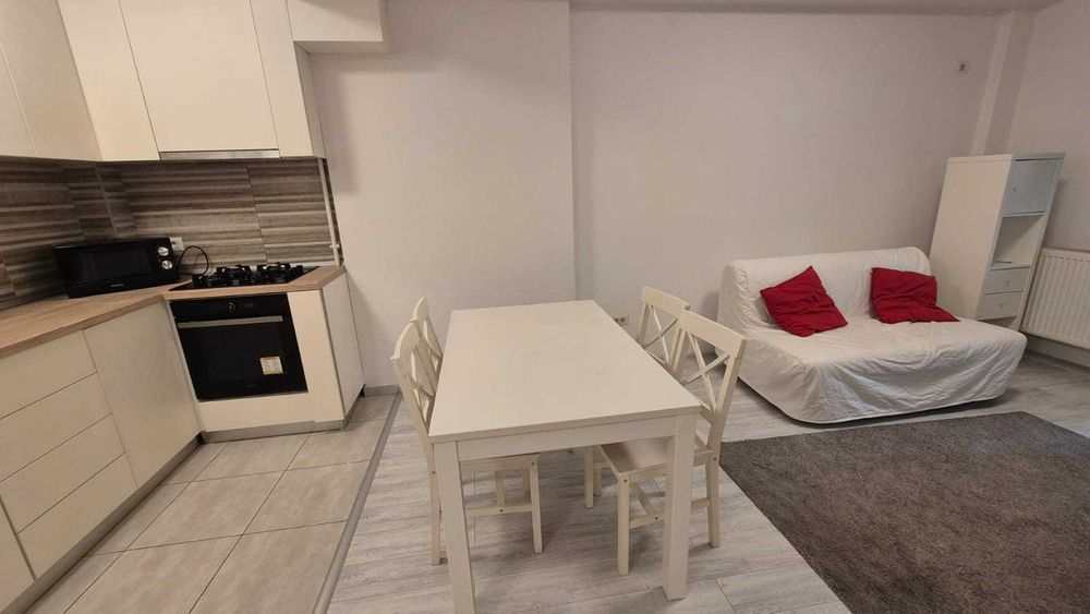 Închiriez apartament cu parcare