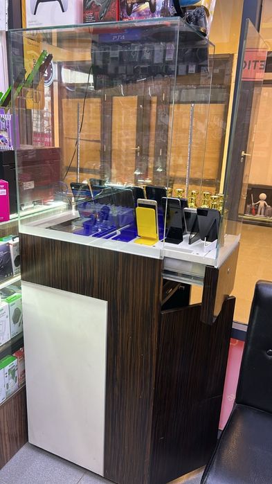 Ветрина для духи или телефонов