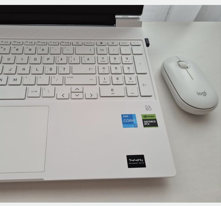 Laptop HP Victus alb gaming