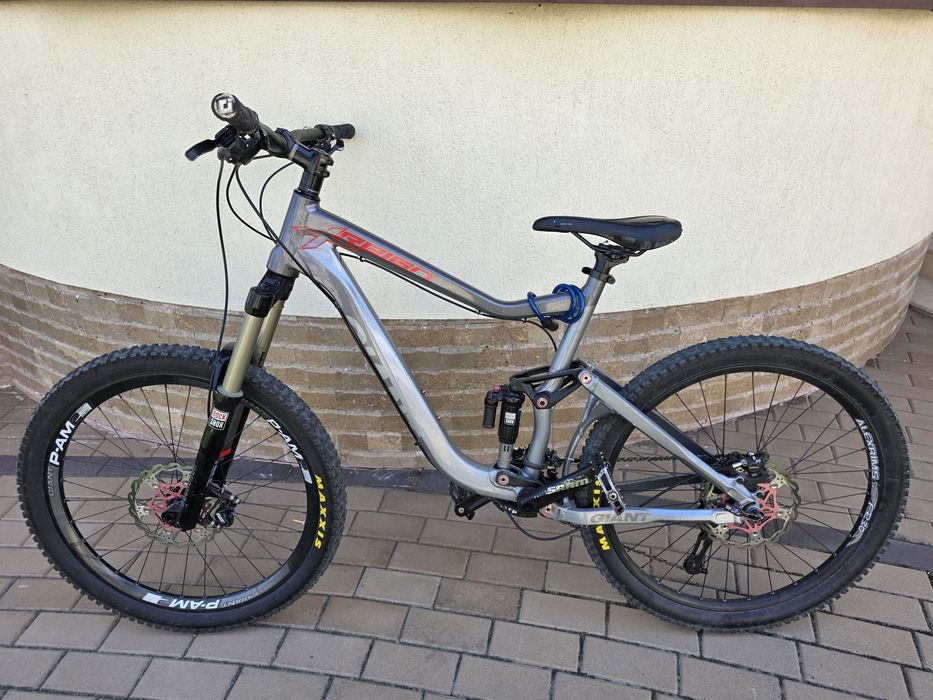 Bicicleta full suspension Giant X1