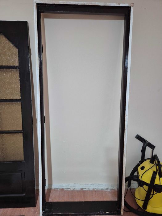 Usa din lemn cu toc de interior