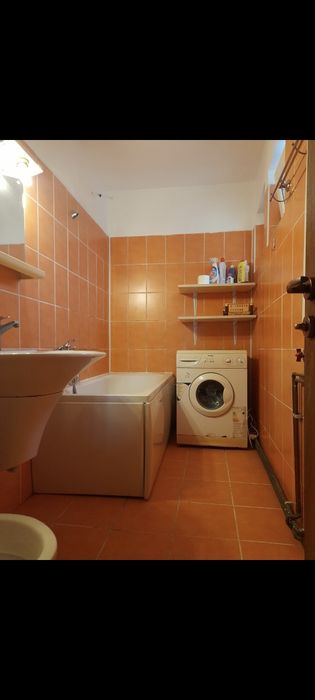 Apartament cu 3 camere de închiriat