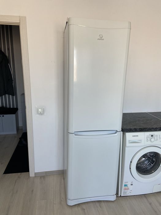 Продам холодильник Indesit