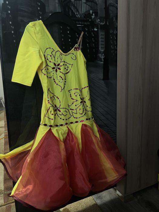 Желтое платье на девочку