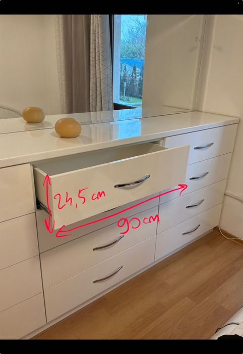 секция с чекмеджета и огледало