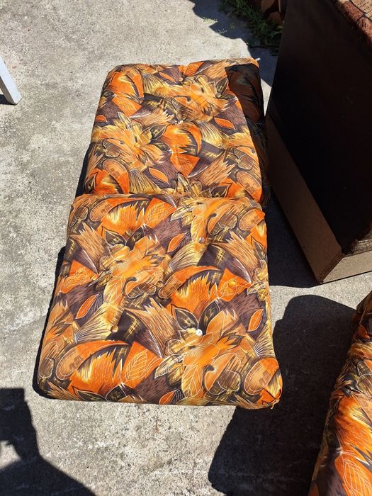 Диван с две табуретки и два фотьойла (Винтич)